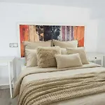 New! Huge & Sunny 2br Duplex 10' Setas Apartamento