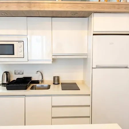New! Huge & Sunny 2br Duplex 10' Setas Apartment