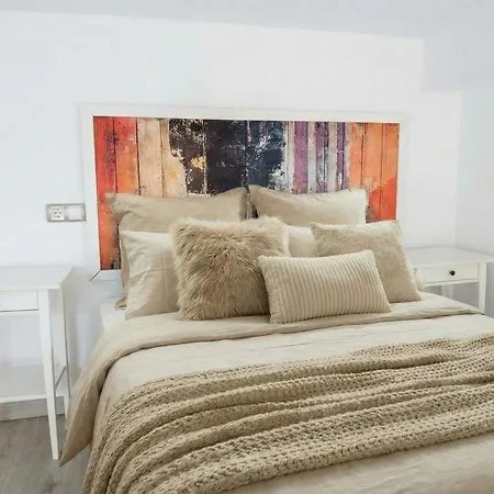 New! Huge & Sunny 2br Duplex 10' Setas Apartment